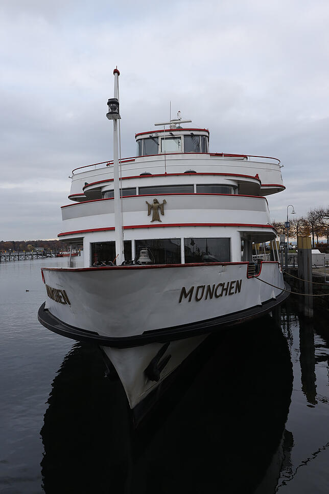 Die MS München wird derzeit noch am Dock der Hafenmeisterei auf ihren Einsatz am Weihnachtsmarkt vorbereitet.