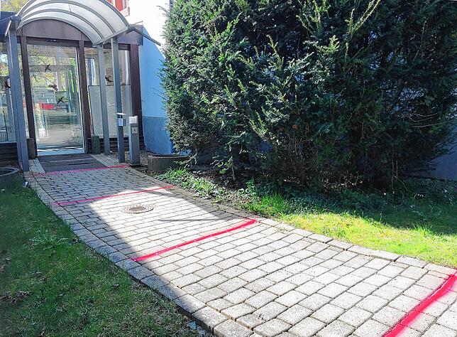 Der barrierefreie Eingang auf der linken Seite des Rathauses 1 wird zum Zugang zu den geöffneten Dienstellen.
