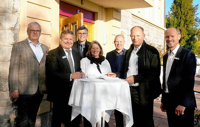 Start der SAPV Hochrhein: Bei der Vertragsunterzeichnung in Tiengen im Spitalweg 5 (SAPV/Medicum) Johannes Zeller (von links, Teamarzt ...