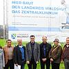 Großer Bahnhof: Zur Präsentation des Bauschildes fanden sich Vertreter der Kreisverwaltung wie auch der Kreistagsfraktionen, sowie des ...