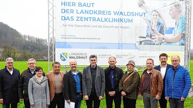 Großer Bahnhof: Zur Präsentation des Bauschildes fanden sich Vertreter der Kreisverwaltung wie auch der Kreistagsfraktionen, sowie des ...