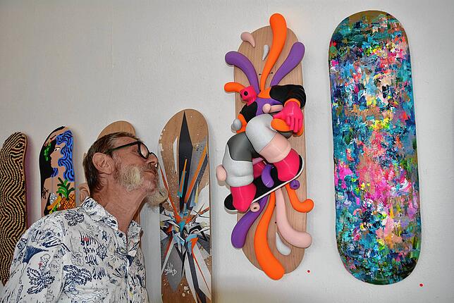 Skateboards zu Kunst: Ein Besucher betrachtet die Arbeit von Skater und Künstler Yippiehey.