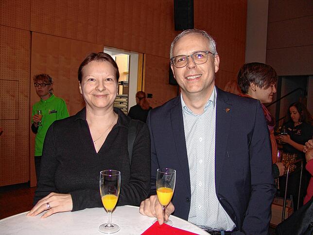 Julia Kneisel und Tobias Weber genießen den Empfang und freuen sich über ihr gutes Rathausteam.