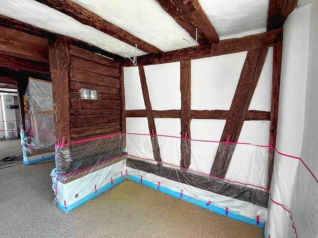 War dieser Raum einmal eine Gefängniszelle? Das ist die Vermutung von Matthias Kreibich. In der Holzbalkenwand ist eine kleine Luke zu ...