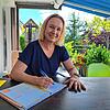 Grundschullehrerin Julia Weiss ist gerade in die Sommerferien gestartet, ihren Planer für das neue Schuljahr hat sie aber schon vorbereitet.