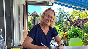 Grundschullehrerin Julia Weiss ist gerade in die Sommerferien gestartet, ihren Planer für das neue Schuljahr hat sie aber schon vorbereitet.