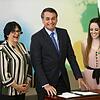 Links: Damares Alves (links) gilt als Schlüsselfigur in der Regierung des brasilianischen Präsidenten Jair Messias Bolsonaro (Mitte). ...