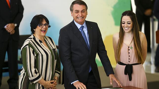 Links: Damares Alves (links) gilt als Schlüsselfigur in der Regierung des brasilianischen Präsidenten Jair Messias Bolsonaro (Mitte). ...