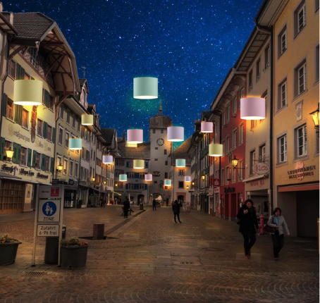 Wie schwebende Marshmallows sehen die Lampen aus, welche als Sommeroption in der Kaiserstraße an der Beleuchtungsanlage aufgehängt ...