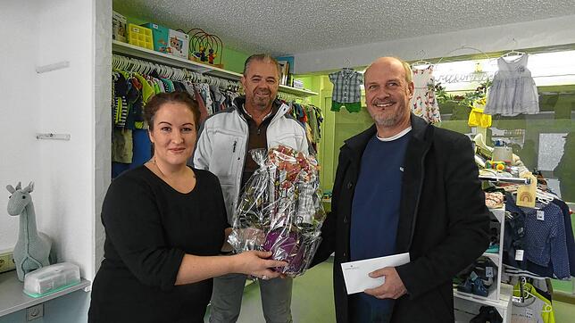 Glückwunsch zur Neueröffnung des Second-Hand-Geschäfts an Inci Baier: Am Tag der Eröffnung wünschte Bürgermeister Stefan Kaiser (rechts) ...