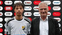 Neuzugang: Vorsitzender Johann Scheible (rechts) Simon Keller aus Hohentengen, der nach langer Verletzungspause vom FC Schaffhausen zum ...