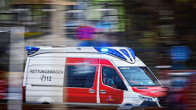 Mit Blaulicht ist ein Rettungswagen zu einem Notfall-Einsatz unterwegs. (Symbolbild)