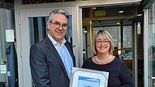 Volksbank-Vorstand Nicolas Mayer nimmt von Elisabeth Vogt die Urkunde für die 50-jährige Mitgliedschaft im Gewerbeverein Pro Bad ...