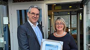 Volksbank-Vorstand Nicolas Mayer nimmt von Elisabeth Vogt die Urkunde für die 50-jährige Mitgliedschaft im Gewerbeverein Pro Bad ...