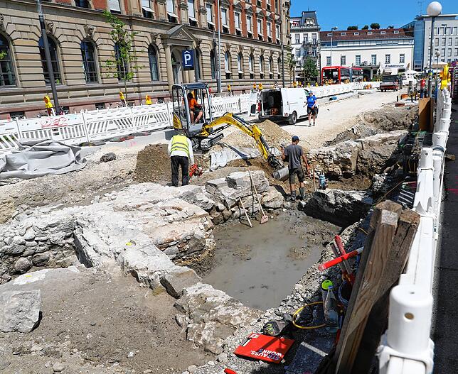 Bauarbeiter und Archäologen arbeiten am Bahnhofplatz Hand in Hand und fördern dabei Erstaunliches zutage.