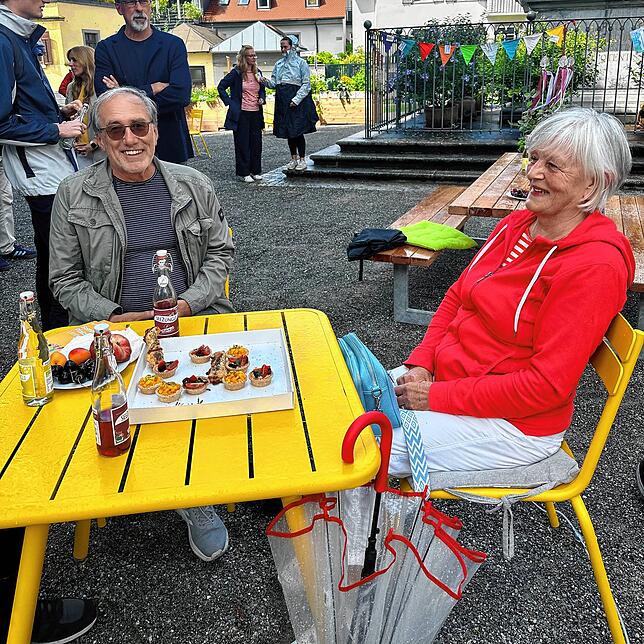 Wolfgang Bandel und Elisabeth Schiffner genießen das Urlaubsgefühl in der Stadt.