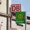 Ein Schild zeigt den Flixbushalt am Bahnhof in Rheinfelden an.