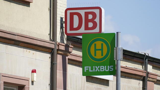 Ein Schild zeigt den Flixbushalt am Bahnhof in Rheinfelden an.