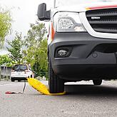 Eine Restube-Rettungsboje ist so stabil, dass sogar ein Auto drüber fahren kann.