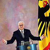 Bundespräsident Frank-Walter Steinmeier hält im Schloss Bellevue zu Beginn der Begegnung mit dem Nationalen Rat gegen sexuelle Gewalt an ...