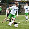 Auch wenn hier Maxi Jäggle (vorn) dem Tennenbronner Yannick Richter entwischt, zog die DJK Donaueschingen auf eigenem Platz mit 1:2 den ...