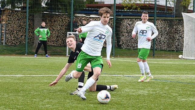 Auch wenn hier Maxi Jäggle (vorn) dem Tennenbronner Yannick Richter entwischt, zog die DJK Donaueschingen auf eigenem Platz mit 1:2 den ...