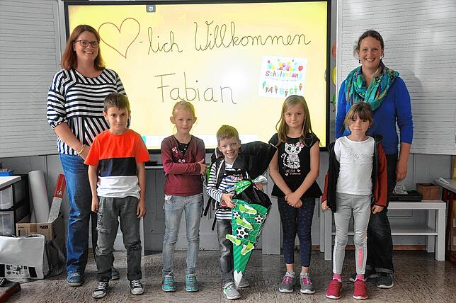 Einen Erstklässler konnte man in der Heinrich-Feurstein-Schule begrüßen. Fabian kam mit gut gefüllter Schultüte und seinen Eltern zum ...