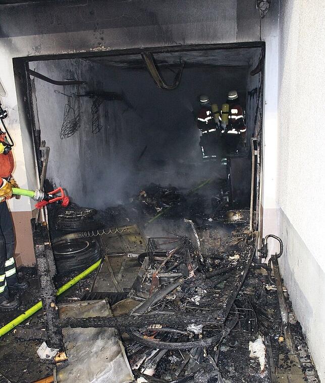 Dieses Bild der Feuerwehr zeigt das Ausmaß der Zerstörung in der Garage.
