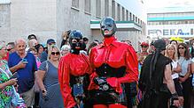 Masken, Lack und Leder: Die Gäste des Torture Ship bieten den Schaulustigen an der Uferpromenade von Friedrichshafen wieder einige ...