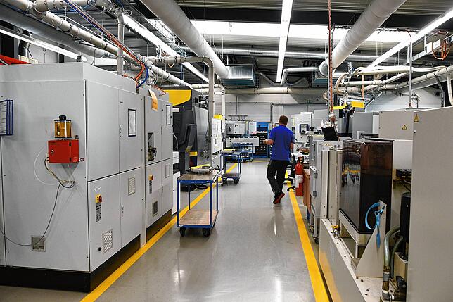 In der bestehenden Werkshalle in Thayngen wird es bereits eng, wie ein Blick in die Räume zeigt. Deswegen erweitert das Unternehmen sich ...