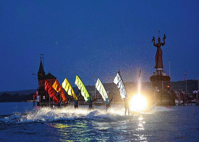 Ein Hingucker: die Nightshow der DSMC-Wasserskiakrobaten.