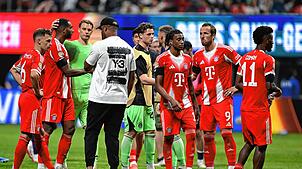 Trainer Vincent Kompany von München steht nach Spielende bei der Mannschaft.