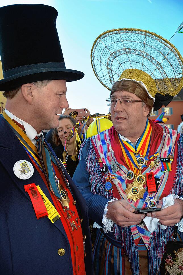 Rathaussturm 2.0? Narrenmutter Wolfgang Lechler (rechts) mit Narrenvater Thomas Pross und Smartphone.