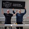 Chefkurator Samuel West (links) und Andreas Ahrens, Direktor des schwedischen &bdquo;Disgusting Food Museums&ldquo; in Malmö.