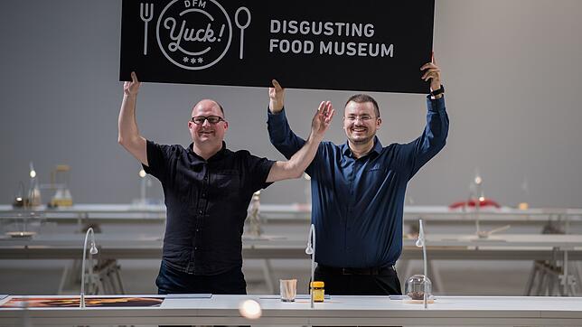 Chefkurator Samuel West (links) und Andreas Ahrens, Direktor des schwedischen &bdquo;Disgusting Food Museums&ldquo; in Malmö.