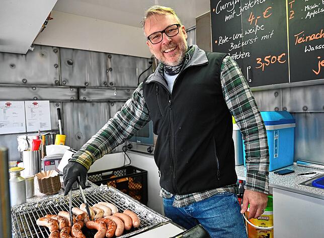Vom Kneipenwirt zum Grillmeister: Ralf Braun vom Nordbahnhof steht mit seinem Imbißwagen an fünf Tagen vor dem Herstellerverkaufswagen ...