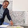 Wolfgang Heine deutet auf die Karte des Regionalplans Bodensee-Oberschwaben. Die Regelung wird möglicherweise für Jahrzehnte Einfluss ...