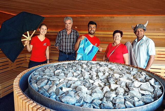 Sauna-Führungen: Veronika Barthel (Stadtwerke), Besucher Manfred Feldmann, Hüseyin Demir (Stadtwerke), Besucherin Franziska Saub und ...