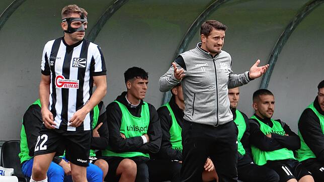 Interimstrainer Adam Adamos (rechts) und sein Trainer-Team (nicht im Bild) sahen eine starke Villinger Mannschaft.