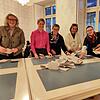 Voll konzentriert: Silke Ostermann, Michaela Gertis, Andrea Gertis, Isabella Hug-Eichkorn, Claudia Genswein, Veronika Siebler zählen im ...
