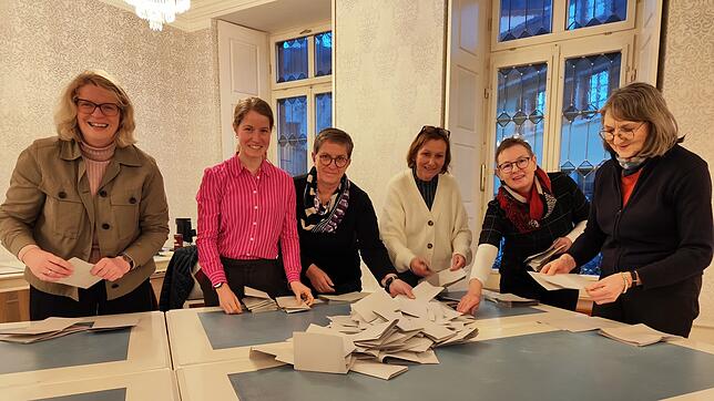 Voll konzentriert: Silke Ostermann, Michaela Gertis, Andrea Gertis, Isabella Hug-Eichkorn, Claudia Genswein, Veronika Siebler zählen im ...