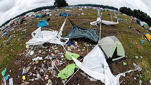 Blick auf die Hinterlassenschaften von Besuchern des „Hurricane“-Festivals im niedersächsischen Scheeßel: Ganze Zelte bleiben inzwischen ...