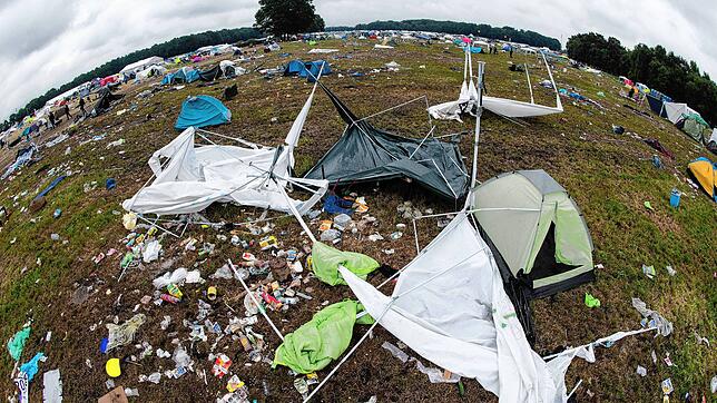 Blick auf die Hinterlassenschaften von Besuchern des „Hurricane“-Festivals im niedersächsischen Scheeßel: Ganze Zelte bleiben inzwischen ...
