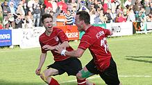 Sensationssieg: Sven Oertel (rechts, mit Timo Schmidt) schoss den FC Wehr 2010 bei der Spvgg. Untermünstertal mit zwei Toren in die ...