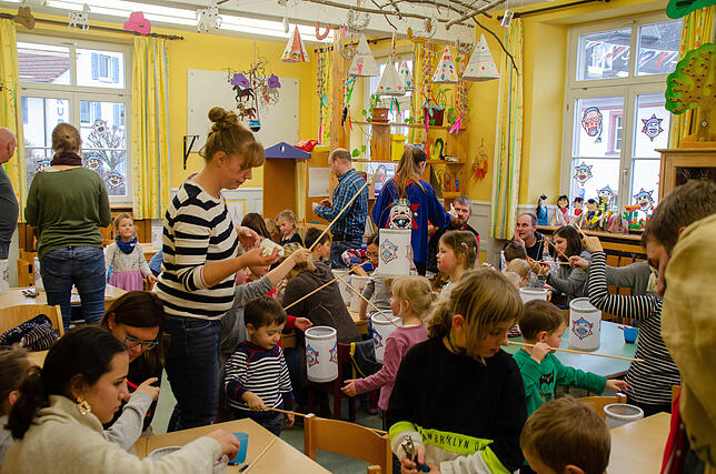 In den Kindergärten wurden in den vergangenen Tagen fleißig Laternen gebastelt. Der Narrenrat der Pflumeschlucker möchte damit ...