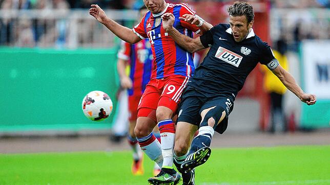 Jens Truckenbrod (rechts) als Kapitän des SC Preußen Münster im DFB-Pokal beim Zweikampf mit Bayern-Spieler Mario Götze, der einen Monat ...