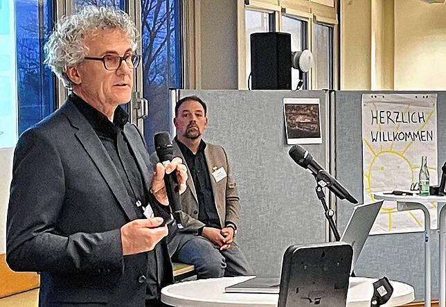 Architekt Gerd Grohe aus Tübingen leitet den Wettbewerb und erläuterte den zweistufigen Prozess.