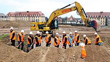 Die Beteiligten beim Spatenstich (v.l.n.r.): Dirk Anhorn (Projektsteuerer), Christian Unkel (Stadtbaumeister), Marcus Greiner, Michael ...