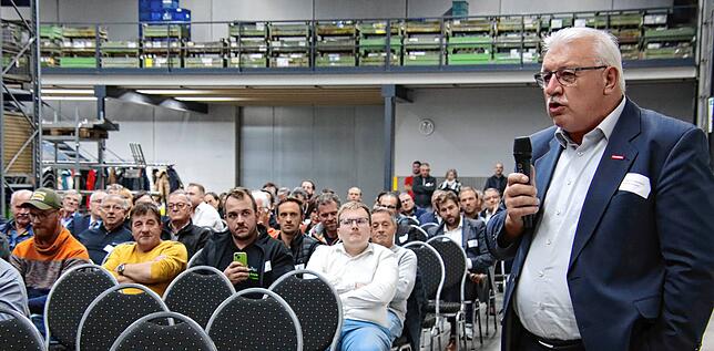 Siegmund Bauknecht (rechts am Mikrofon) äußert bei der Fragerunde seine Sorge darüber, dass bei einigen Ausbildungsberufen kein ...