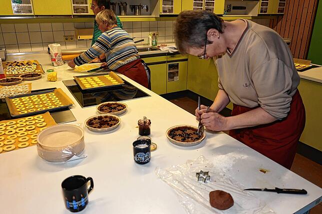 Anja Popp formt mit zwei Gabeln den Rand der Linzertorte. 40 dieser Köstlichkeiten möchten der Landfrauenortsverein Rund ums ...